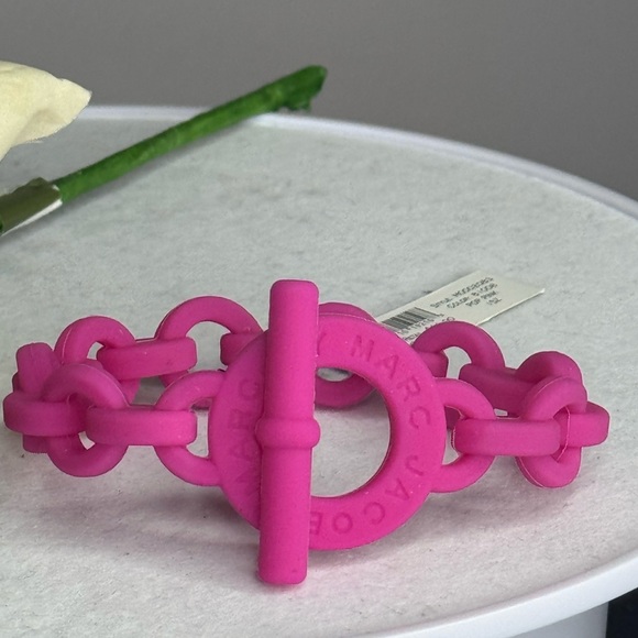 Marc By Marc Jacobs Pop Pink Turnlock Rubber Stretch Bracelet - Picture 3 of 6